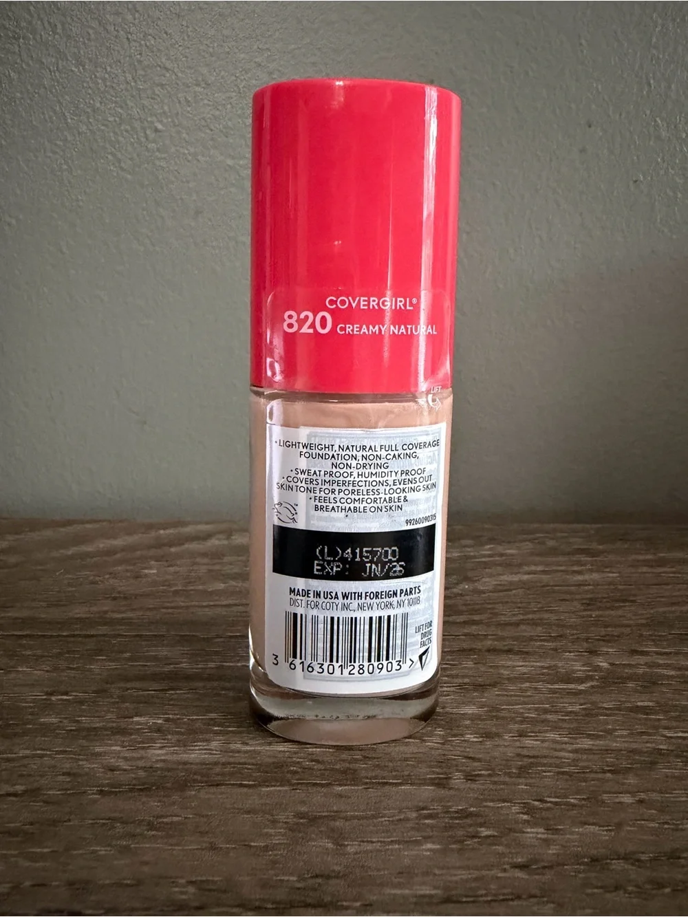 COVERGIRL Outlast Liquid Foundation 820 Creamy Natural - Red Cap